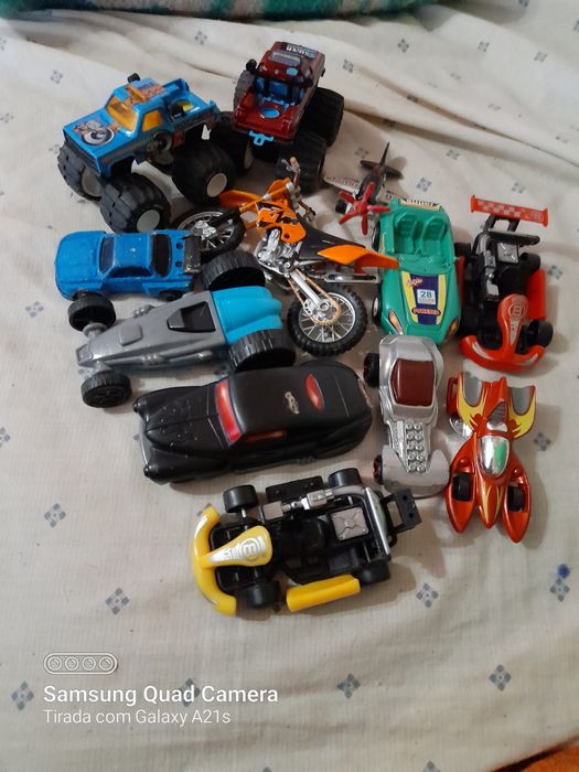 Brinquedos  carros, motos, aviões