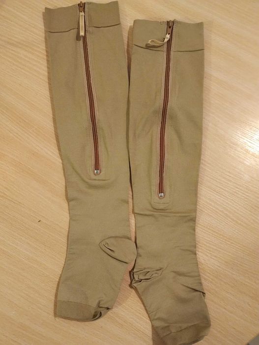 Podkolanówki uciskające na suwaku