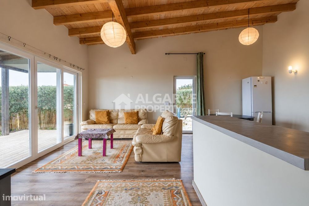 Moradia com Vistas Panorâmicas e Terreno em Estoi