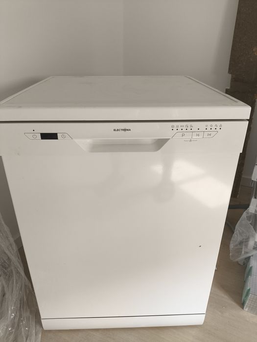 Máquina de Lavar Loiça ELECTRONIA – 14 Conjuntos – Muito Bom Estado