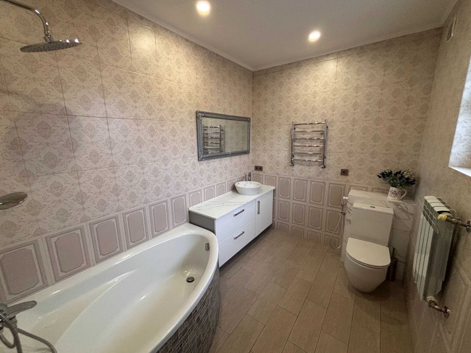 Сучасний двоповерховий будинок з ремонтом на 5 сотках