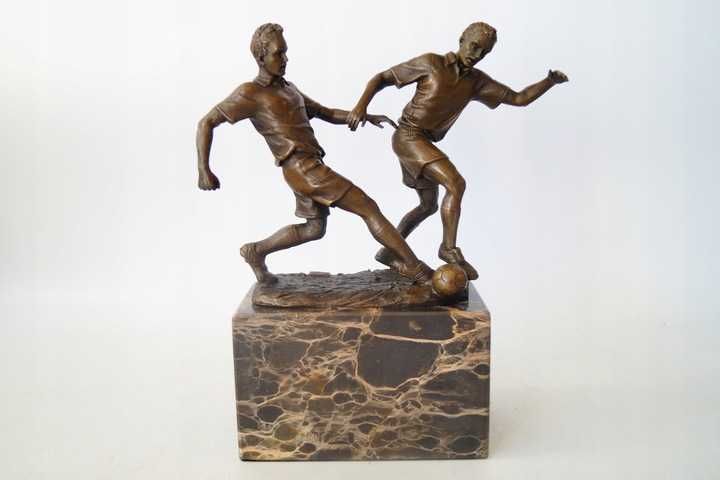 PIŁKARZE Z BRĄZU piłka nożna figura z brązu prezent