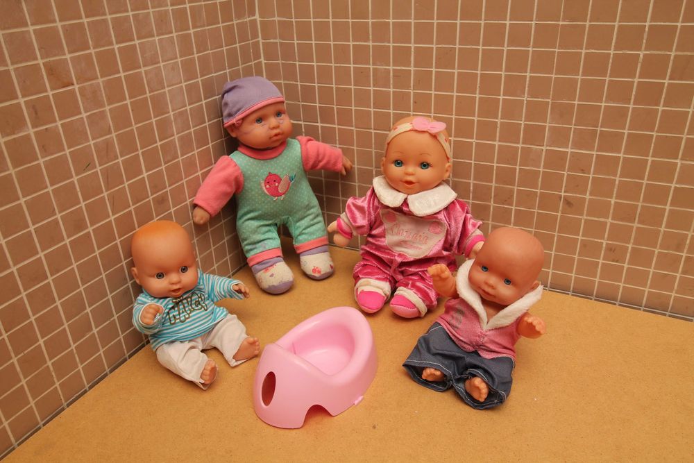 4 bonecas/bonecos tipo barriguitas
em muito bom estado