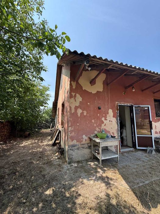 Продається комерційне приміщення з земельною ділянкою в Лужанах