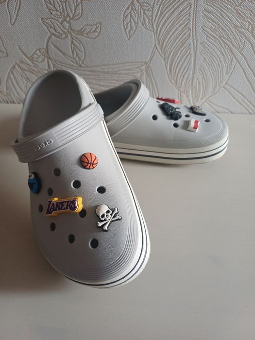 Buty Crocs 41 z przypinkami