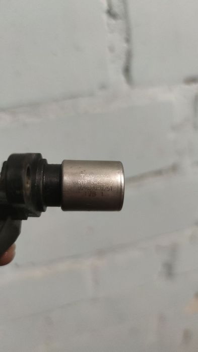 Датчик распредвала  Toyota Avensis t22, t25, d4b