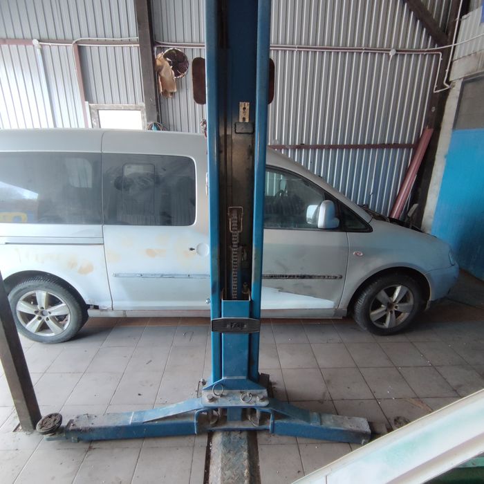 Podnośnik dwukolumnowy hydrauliczny.