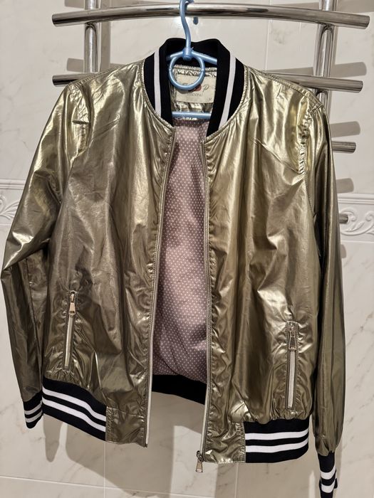 Золотистий бомбер