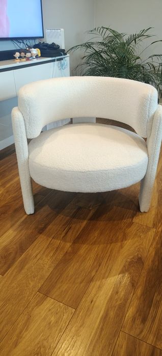 Nowy fotel boucle biały – nowoczesny, designerski, kremowy