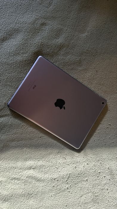 iPad 6th Gen - 128GB (Wifi) c/acessórios