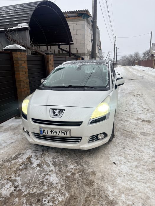 Peugeot 5008 2011 року
