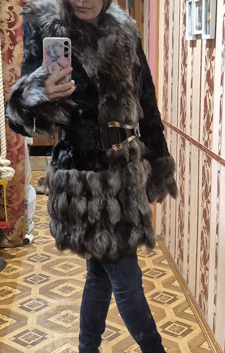 Шуба з натурального хутра (з чорнобурки та песця) з поясом. Розмір М