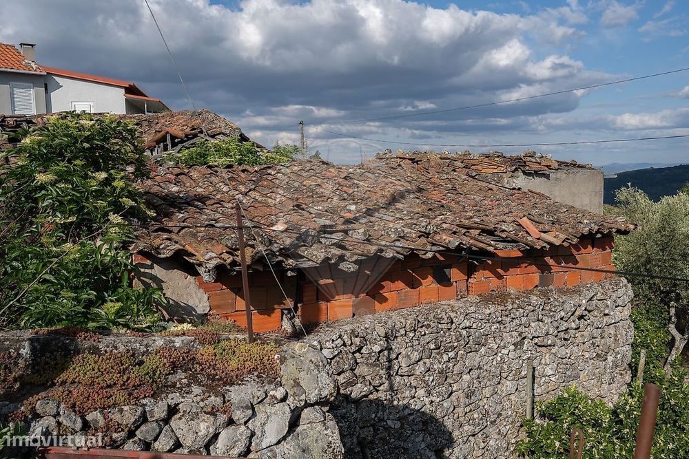 Moradia T3 para restauro em Mourão, Vila Flor!
