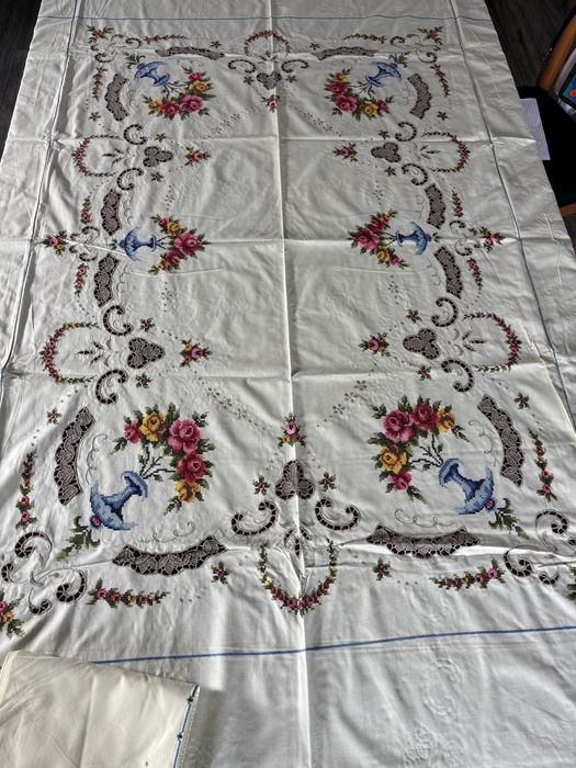 Toalha de mesa bordada a ponto cruz e 8 guardanapos