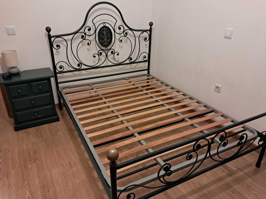 Mobília de quarto. Cama de casal, cómoda, mesinhas de cab. e colchão