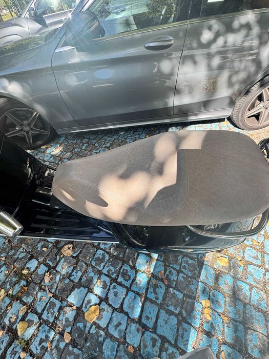 Vespa 250 GTS ie ABS, preto com mala