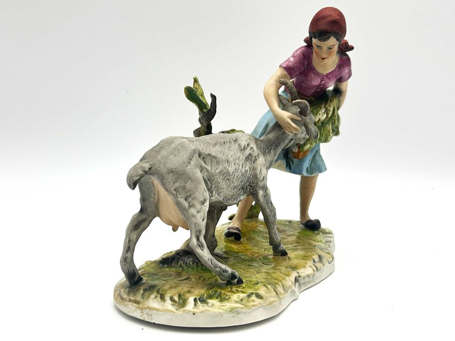 Figurka: „Dziewczyna karmiąca kozę” Capodimonte, piękna, realistyczna