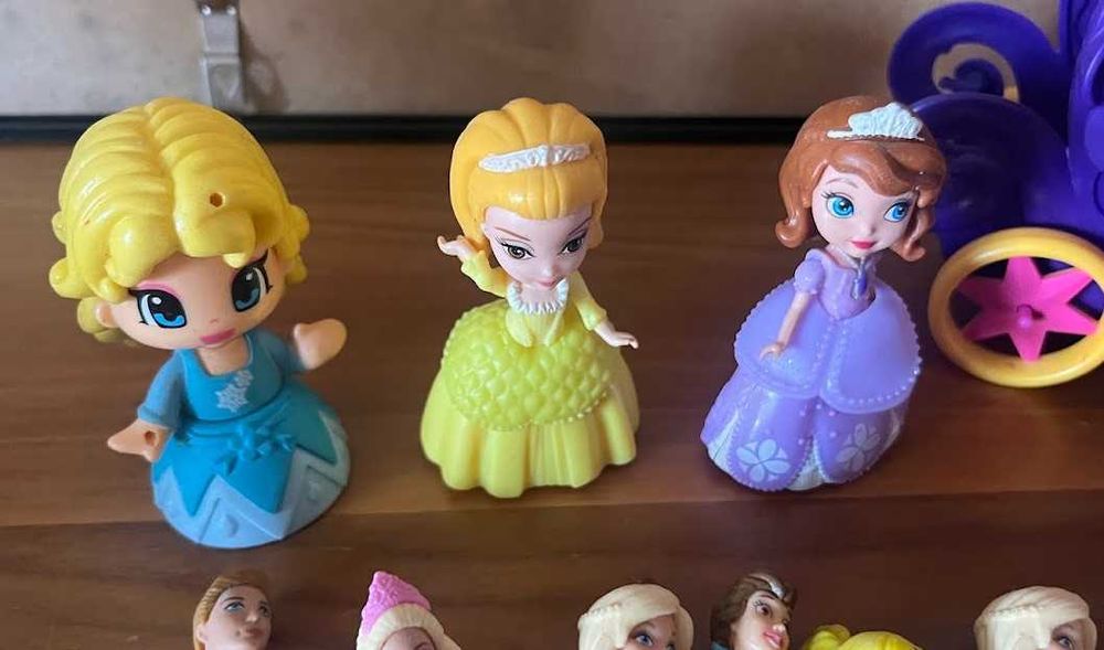 Conjunto de Bonecas Princesas Disney + Acessórios e Carruagem