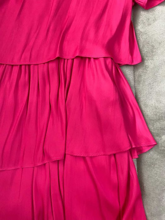 Vestido acetinado rosa, com folhas, da Zara