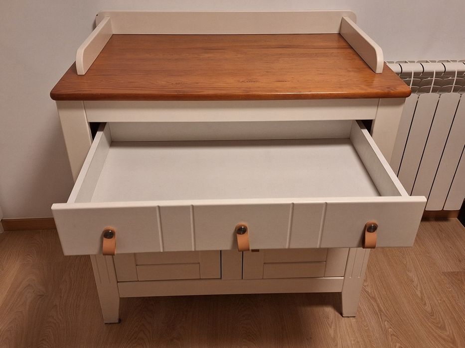 Cómoda ou fraldario em madeira maciça com arrumação