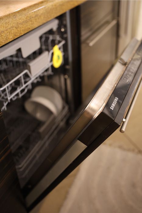 Kuchnia wraz z blatem granitowym i sprzętami