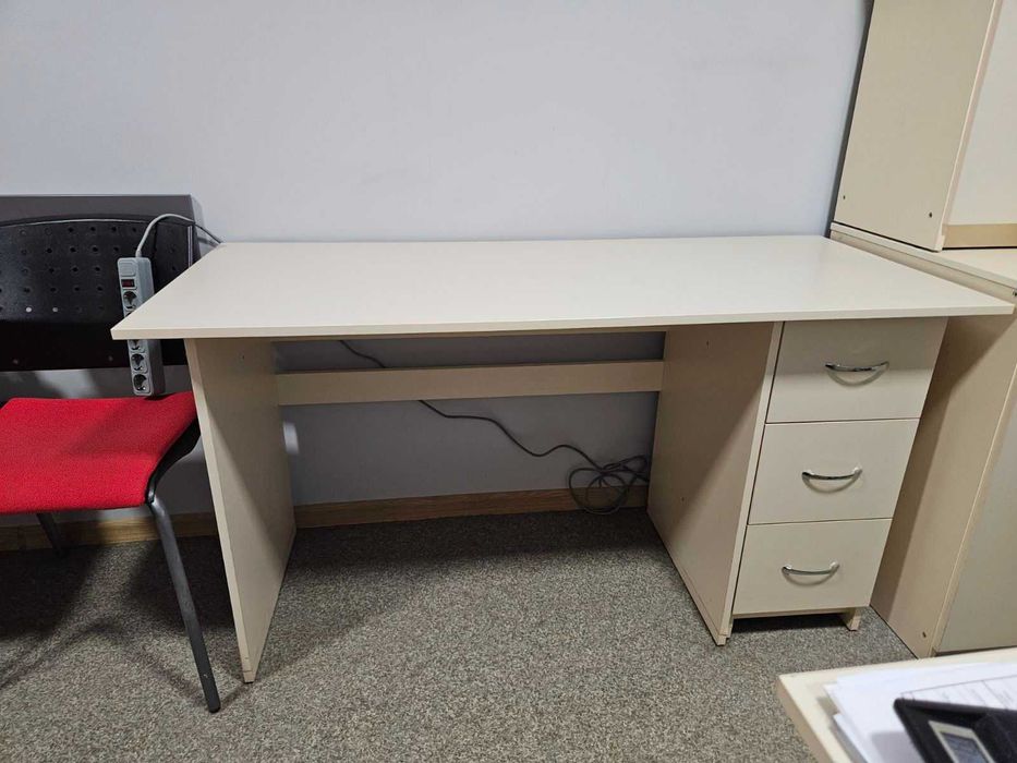 Стіл офісний світлий