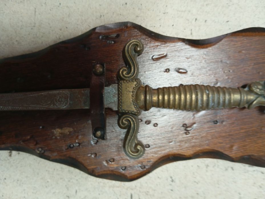 Punhal Romano Ornamental com Suporte de Madeira Rústico