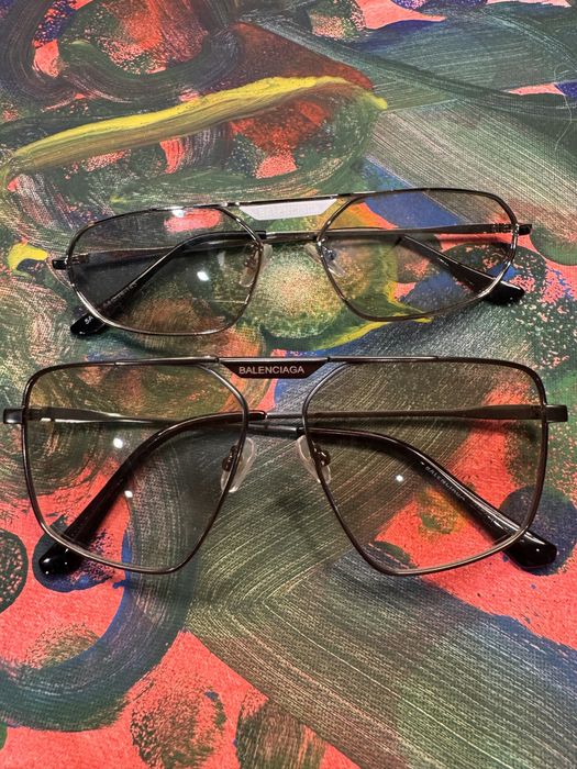 Окуляри, дуже стильні.