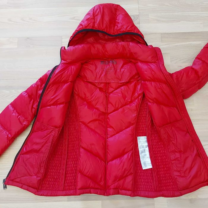 damska puchowa kurtka na suwak z kapturem marki Michael Kors