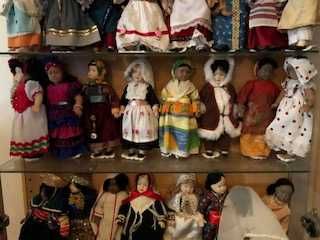 movel com coleccao de bonecas de todo o mundo