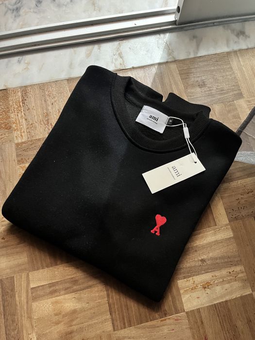 Sweatshirt AMI Paris Preta com Logo Coração  Nova com Etiqueta
