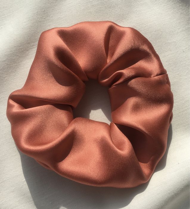 Шовкова об‘ємна резинка-браслет з натурального шовку