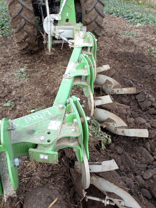 Pług jednobelkowy trzyskibowy BOMET