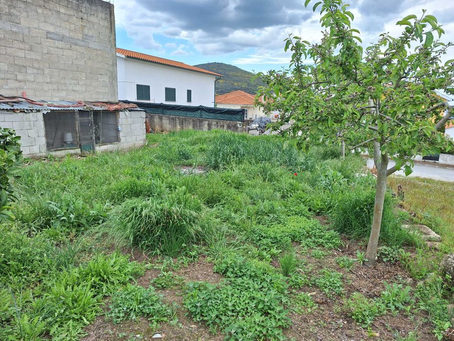 Vende-se Lote para Habitação com garagem feita