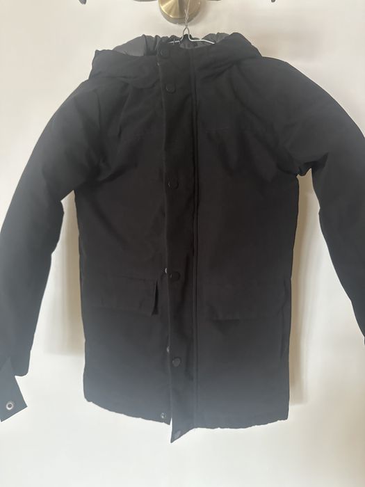 Zimowa czarna kurtka rozmiar 140