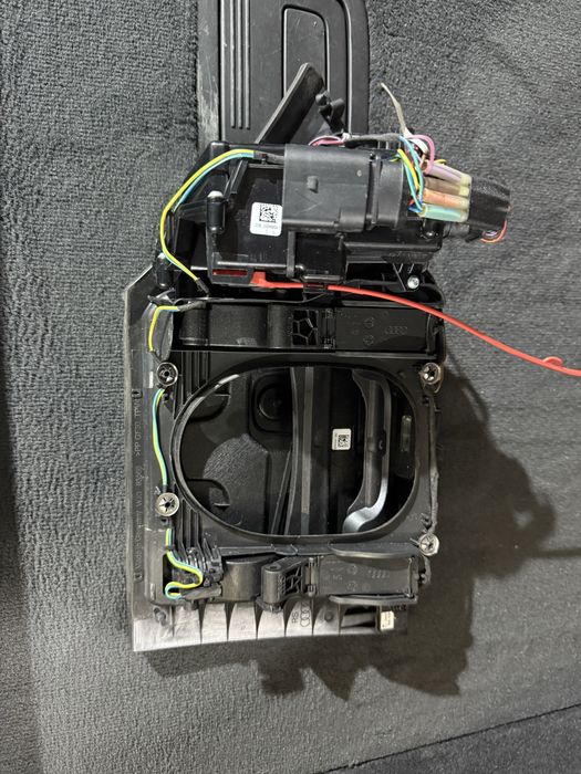 Люк порта зарядки Ауді е-трон 2019-2024