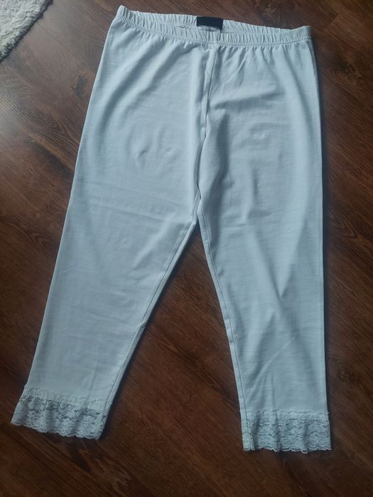 Leginsy białe z koronką