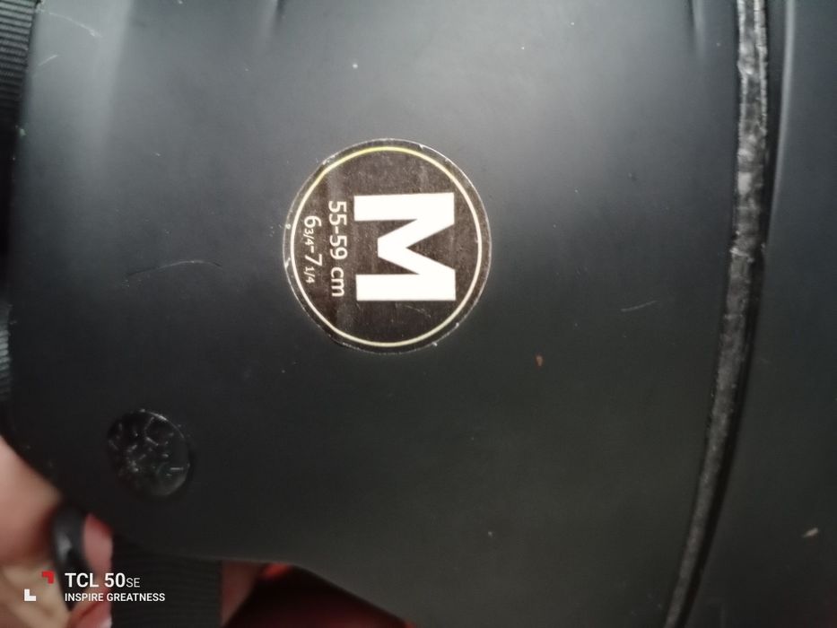 Vendo capacete de skate tamanho M  usado com algumas marcas de uso.
