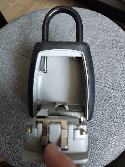 Mini sejf naścienny