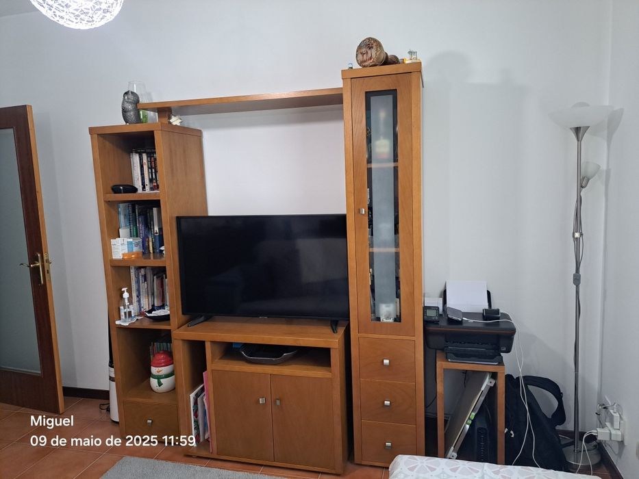 Movel de sala em madeira de castanho