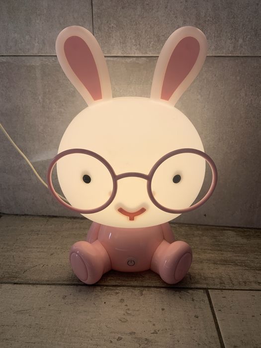 Luz nocturna con forma de coelho rosa