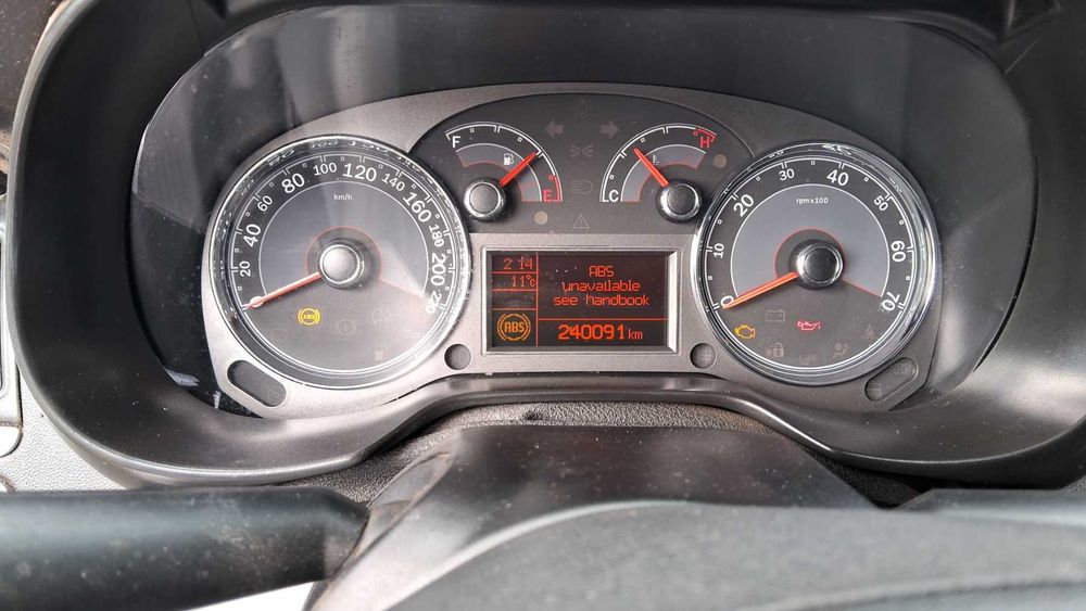 автомобиль fiat linea 1.4 t-jet