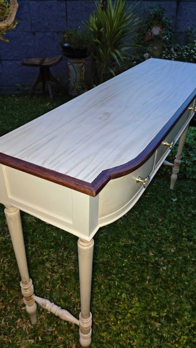 Bonito  e elegante móvel para hall ou corredor