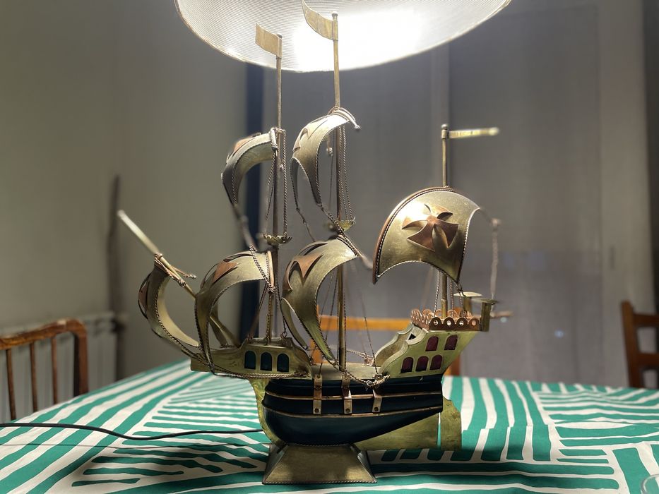 Caravela em cobre com luzes no interior