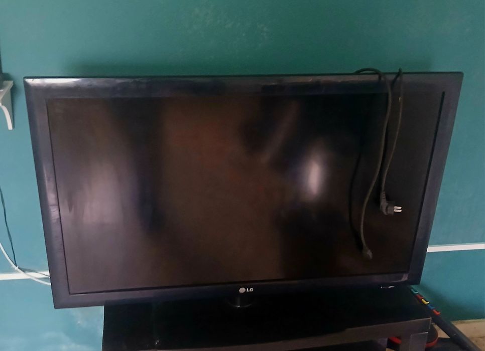 Televisão LG + cabos