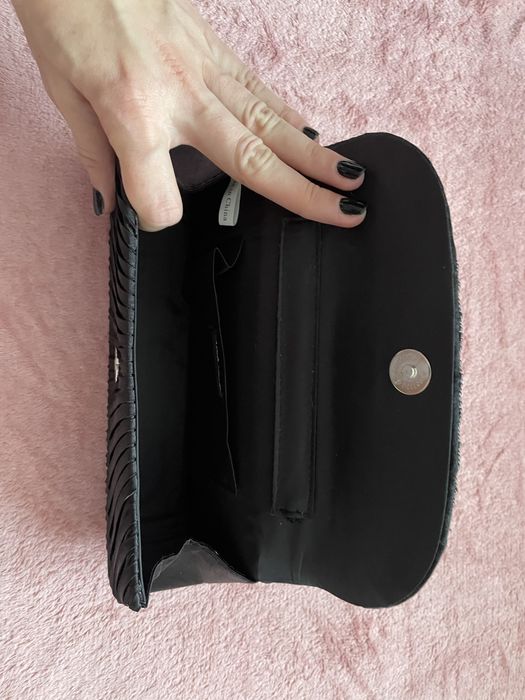 Elegancka czarna kopertówka