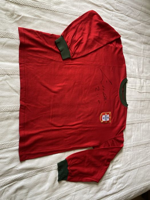 Camisola da seleccao naciona assinada pelo Eusébio