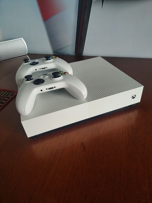 Xbox One S All-Digital 512 GB + 2 pady