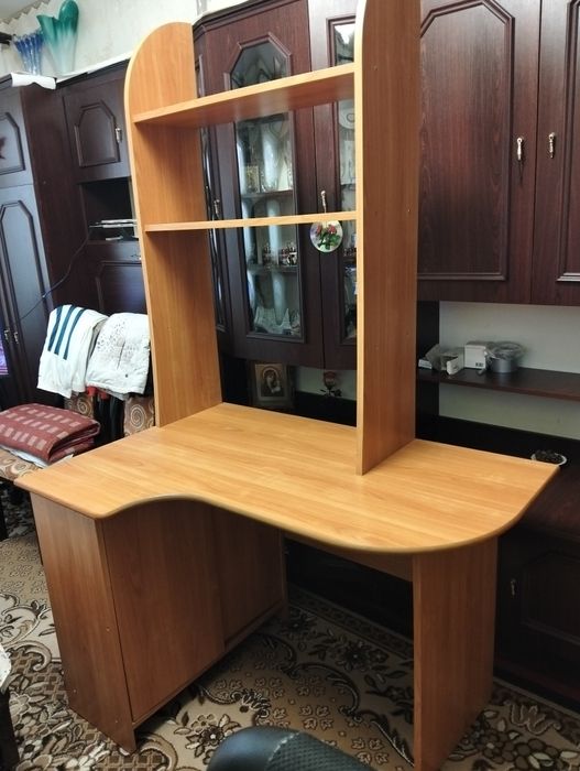 Стіл комп'ютерний