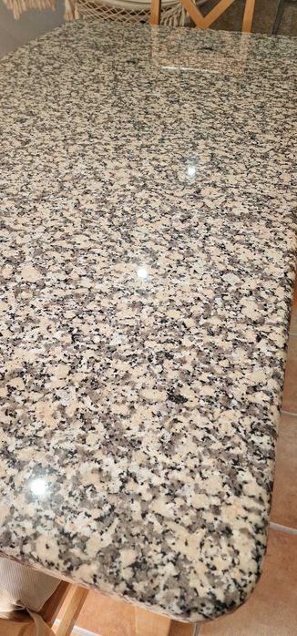 Mesa com tampo de pedra + 6 cadeiras